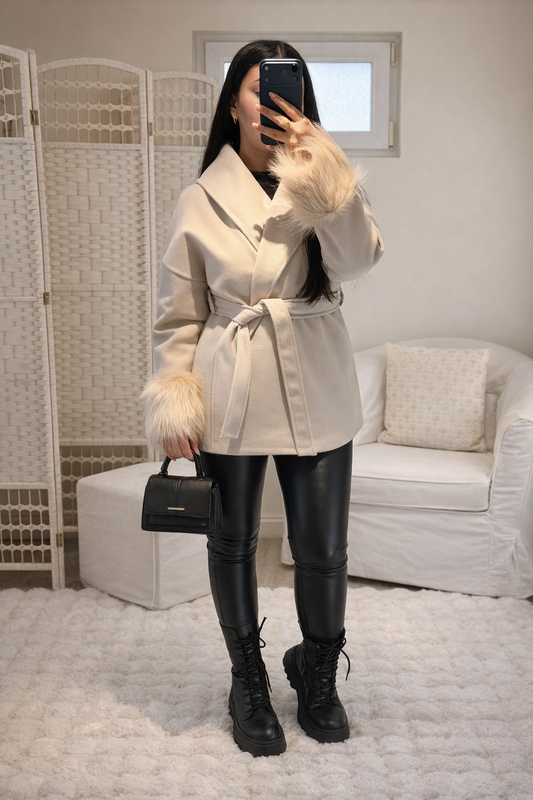 Manteau avec fourrure aux manches
